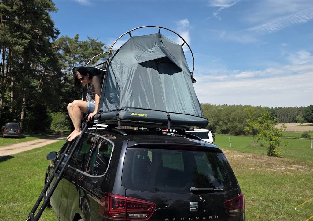 Groenberg WEEKEND rooftop tent set up on a car roof – replacing the kayak for a night by the water