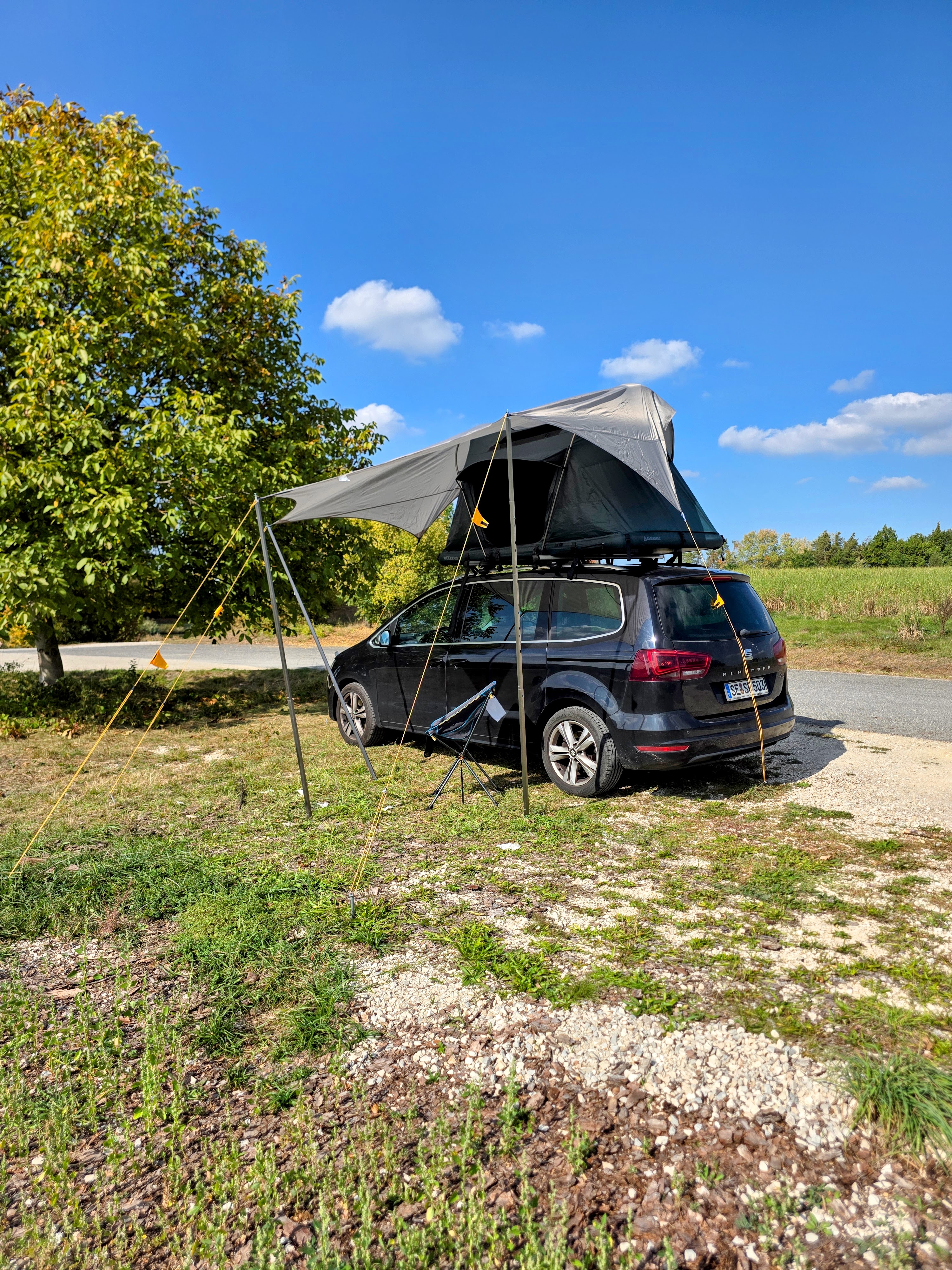 WEEKEND on the car roof with the Wechsel Wing L tarp in front