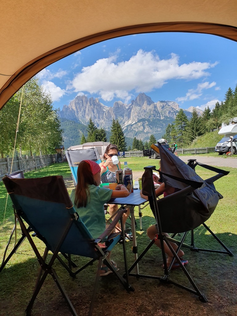 uquip Campingstühle und Strandzelt am See – perfekter Familientag