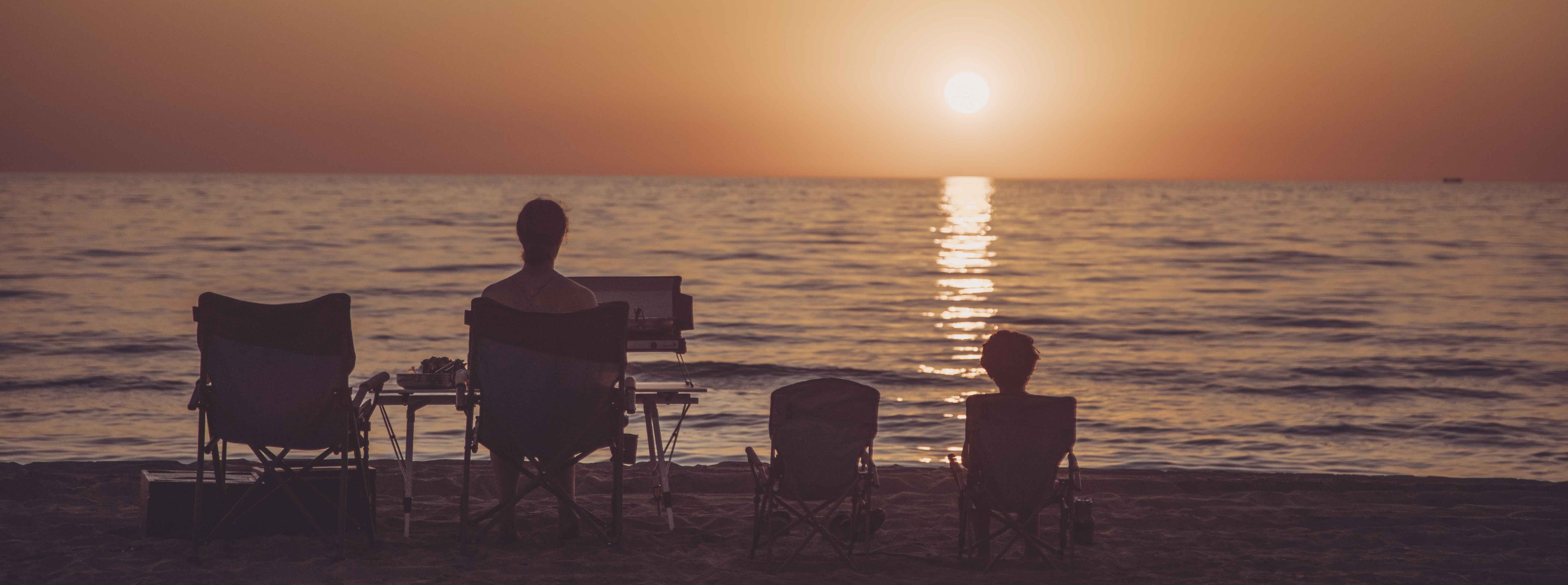 uquip – Campingmöbel mit dem gewissen Extra am Lagerfeuer bei Sonnenuntergang