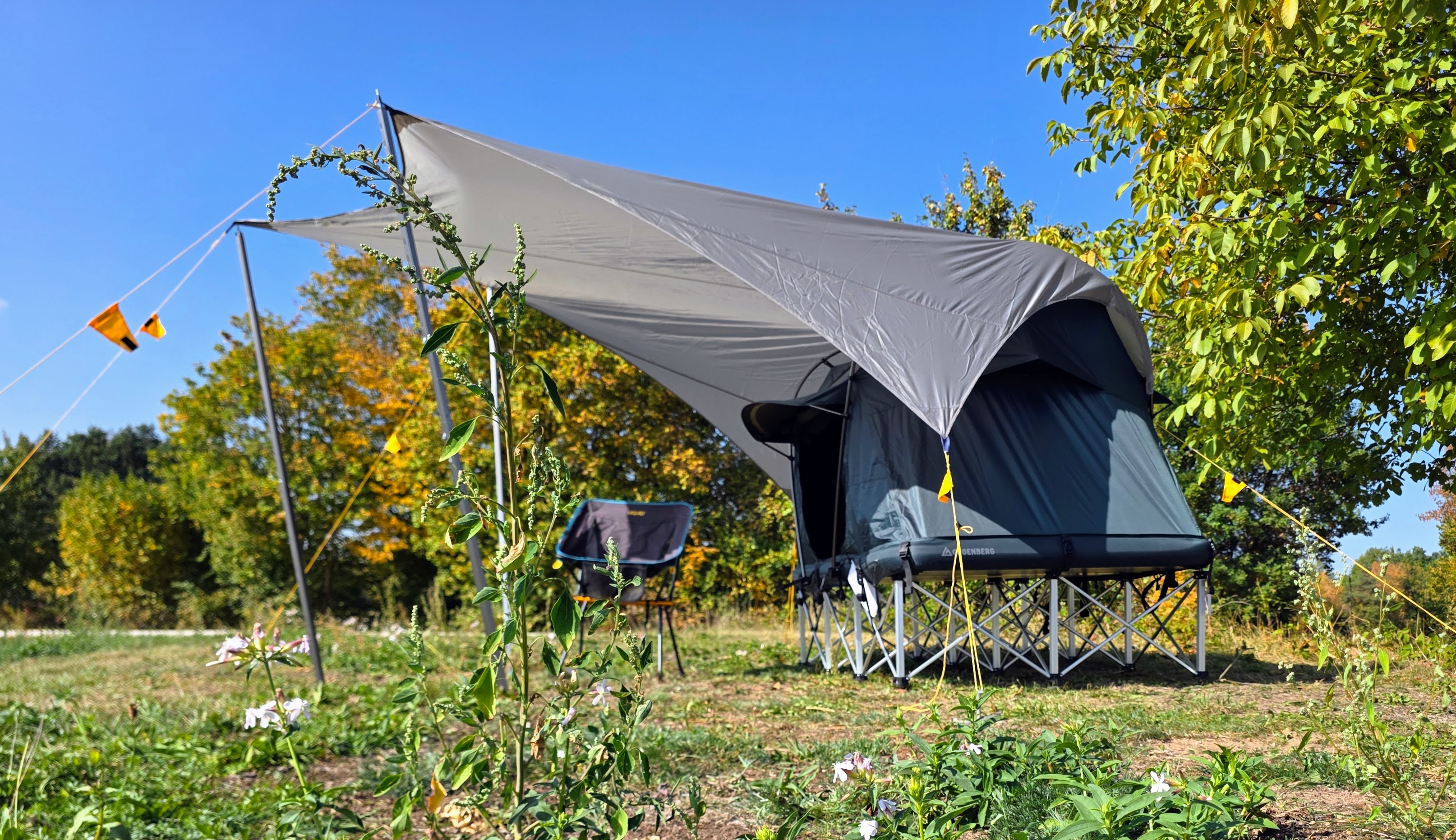 WEEKEND rooftop tent on the Stage with Wechsel Wing L tarp in front of the entrance