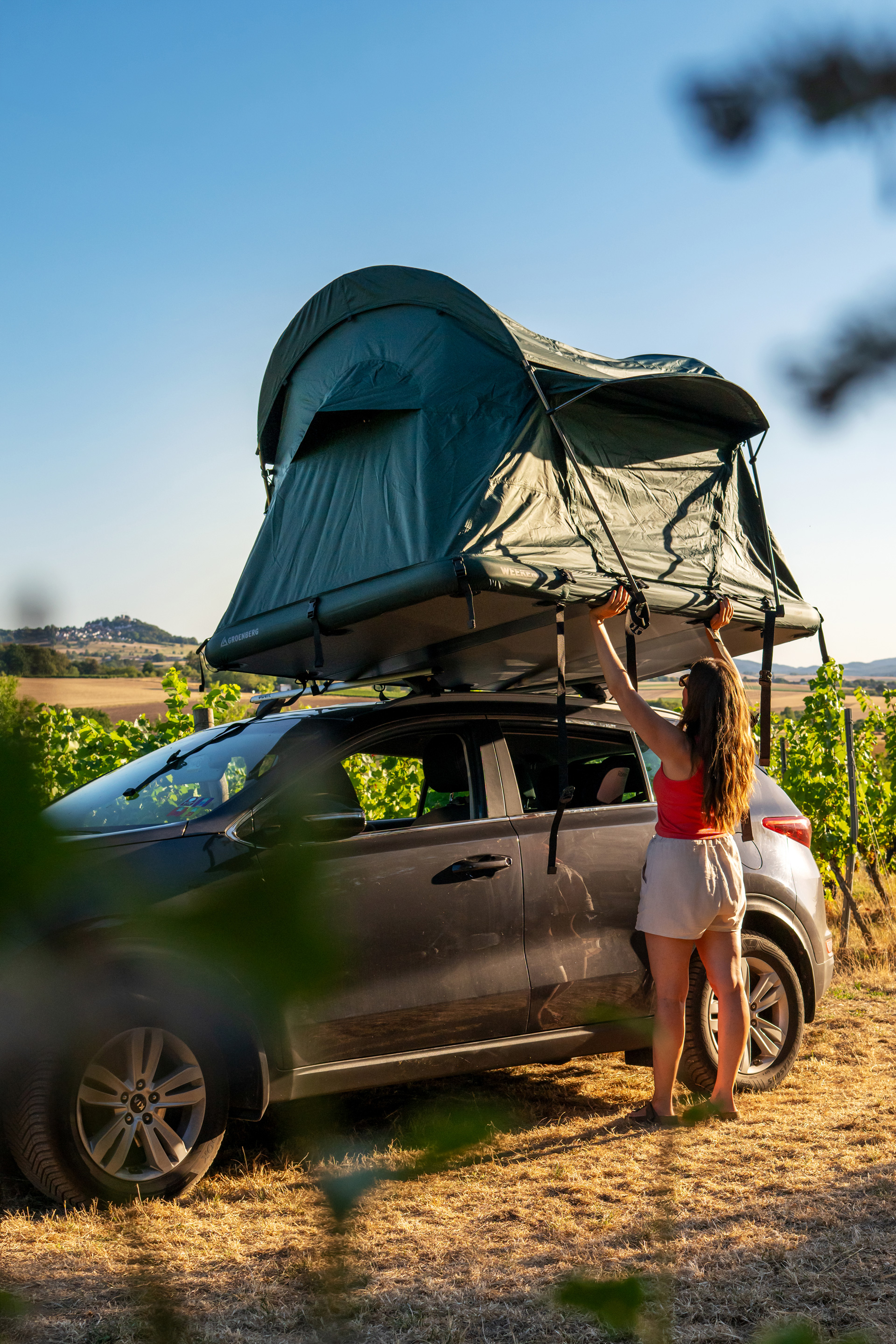 WEEKEND wird auf die Dachträger eines kleinen Autos geschoben