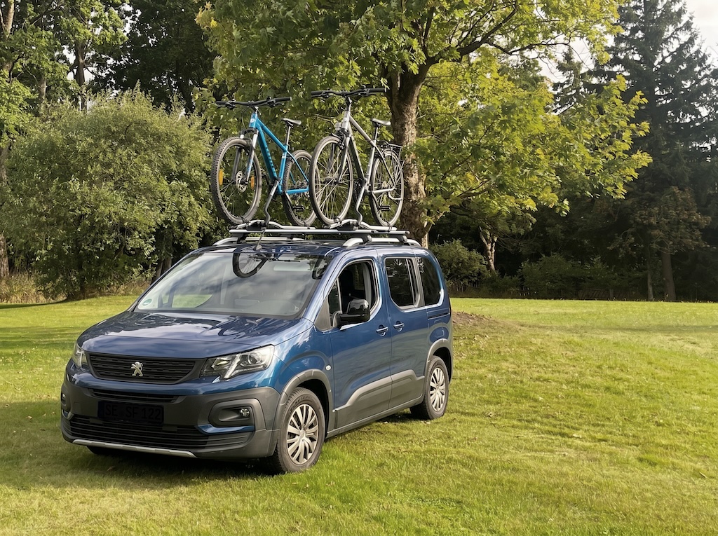 Bikes on a car roof rack – setup for cyclists with the Groenberg WEEKEND rooftop tent