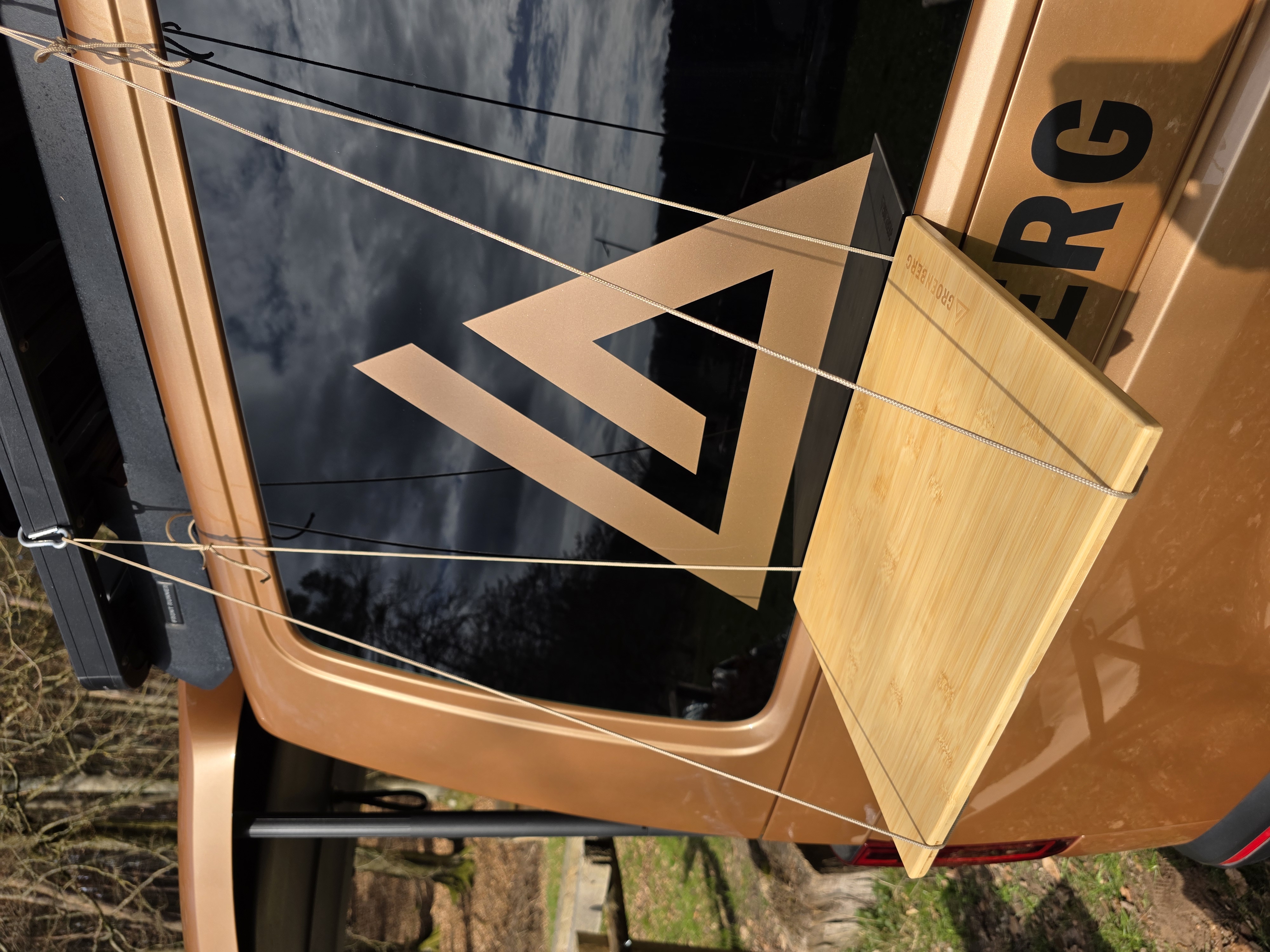 groenberg Boks Tisch als Hängetisch am VW Bus Camper