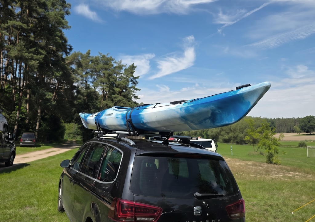 Kayak and Groenberg WEEKEND rooftop tent on a car roof – flexible setup for water sports