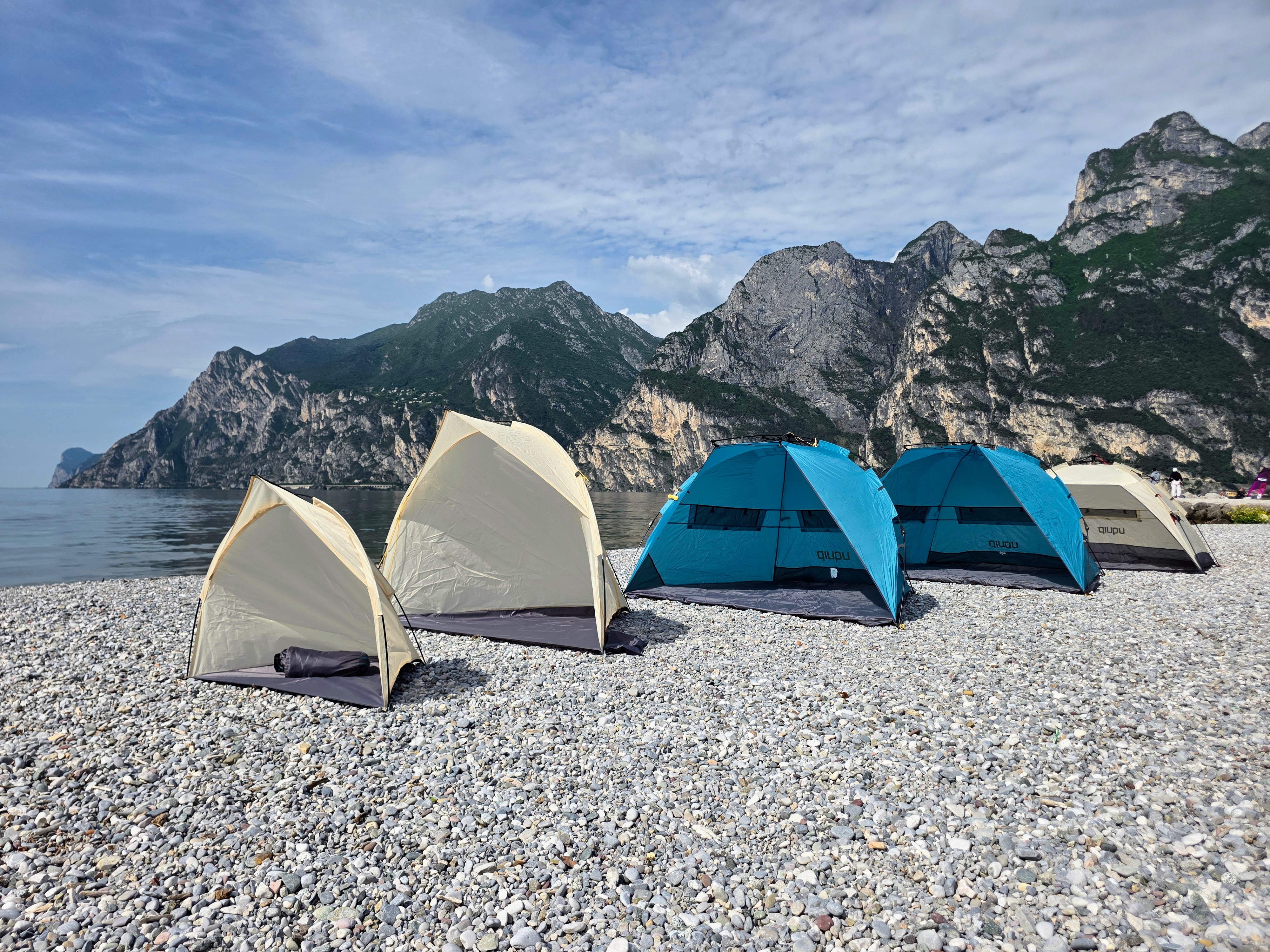 uquip Strandzelte & Strandmuscheln im Vergleich – alle 5 Modelle aufgebaut von vorne am Gardasee: Speedy XL, Speedy, Buzzy, Shelly und Shelly Mini