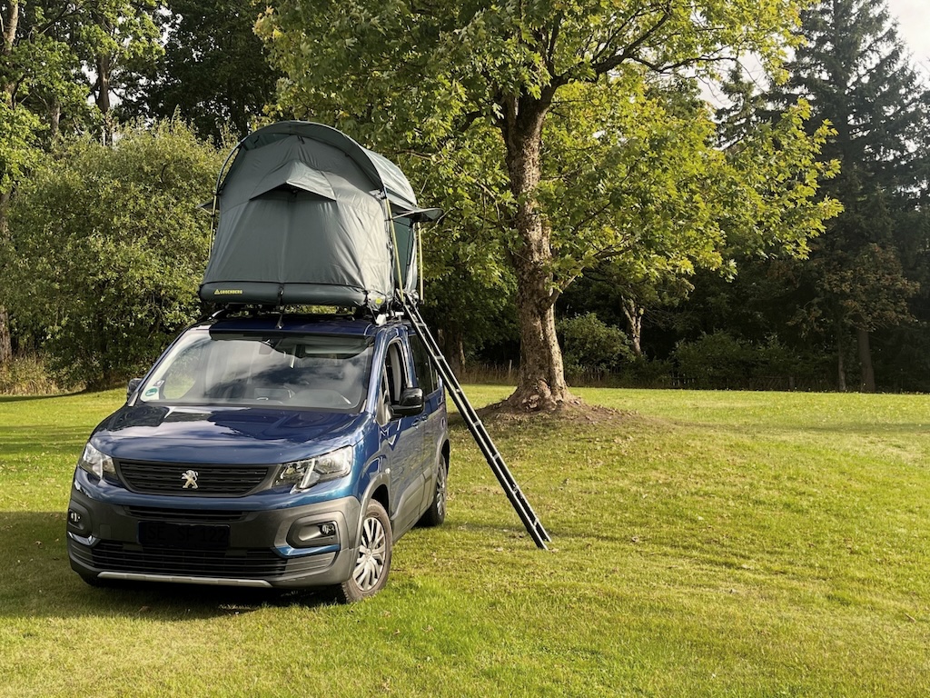 Groenberg WEEKEND rooftop tent set up on a car roof – replacing the bikes for a night's sleep