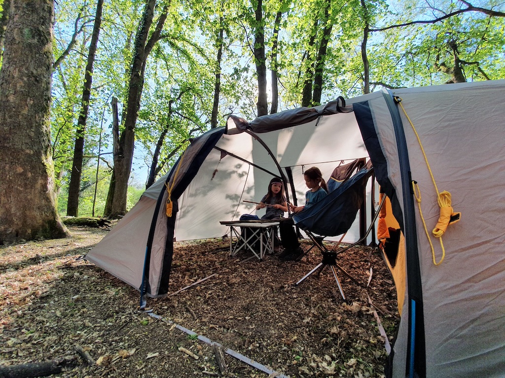 Entspannte Atmosphäre beim Familiencamping – Natur pur