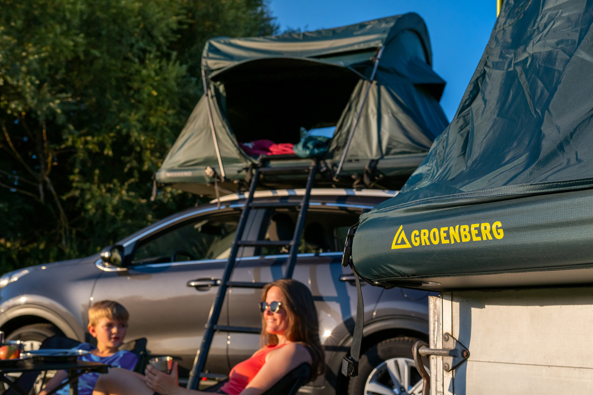 Zwei WEEKEND Dachzelte, eines auf dem Auto, eines auf dem Anhänger