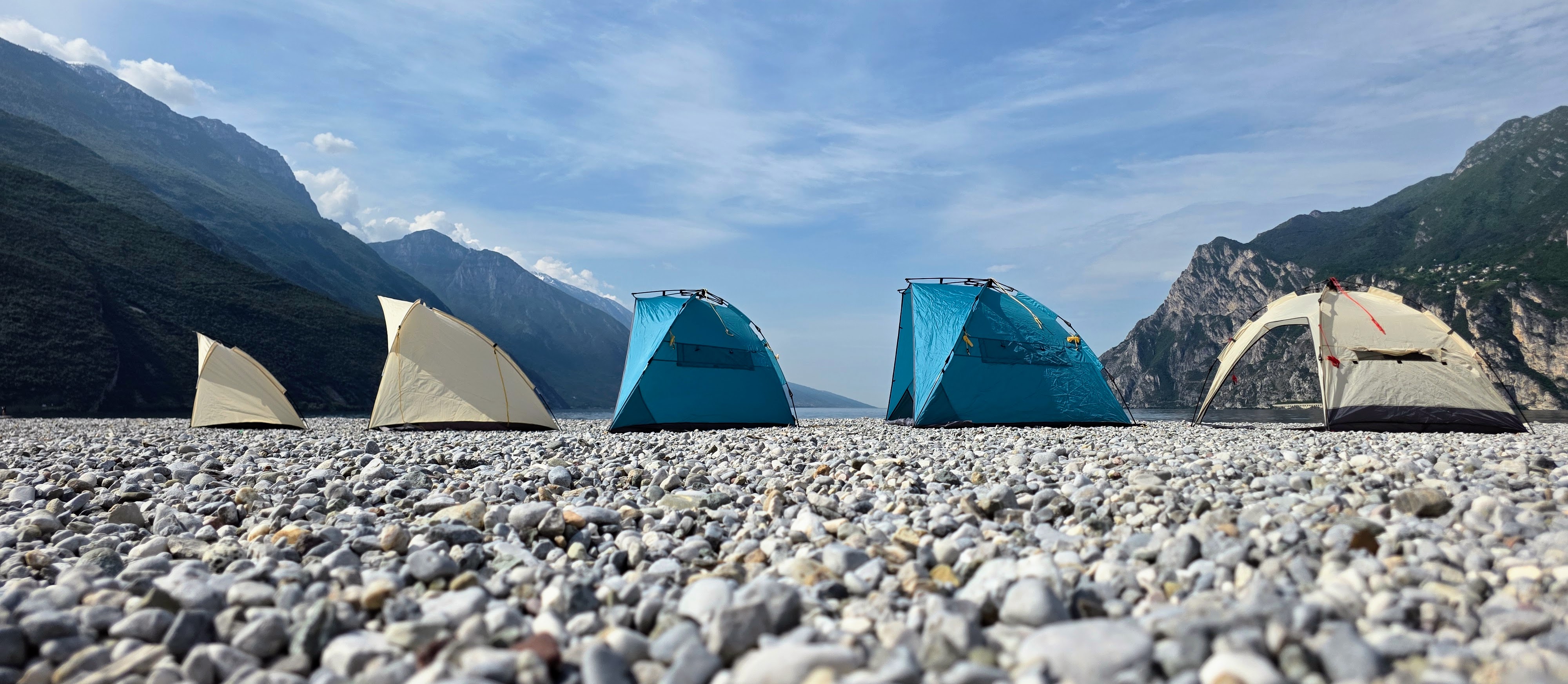 Strandmuschel Vergleich 2026 – alle uquip Modelle Speedy XL, Buzzy und Shelly aufgebaut am Gardasee