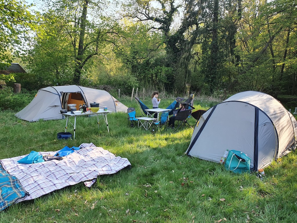 Entspannter Campingurlaub mit der Familie – uquip Ausrüstung vor dem Zelt