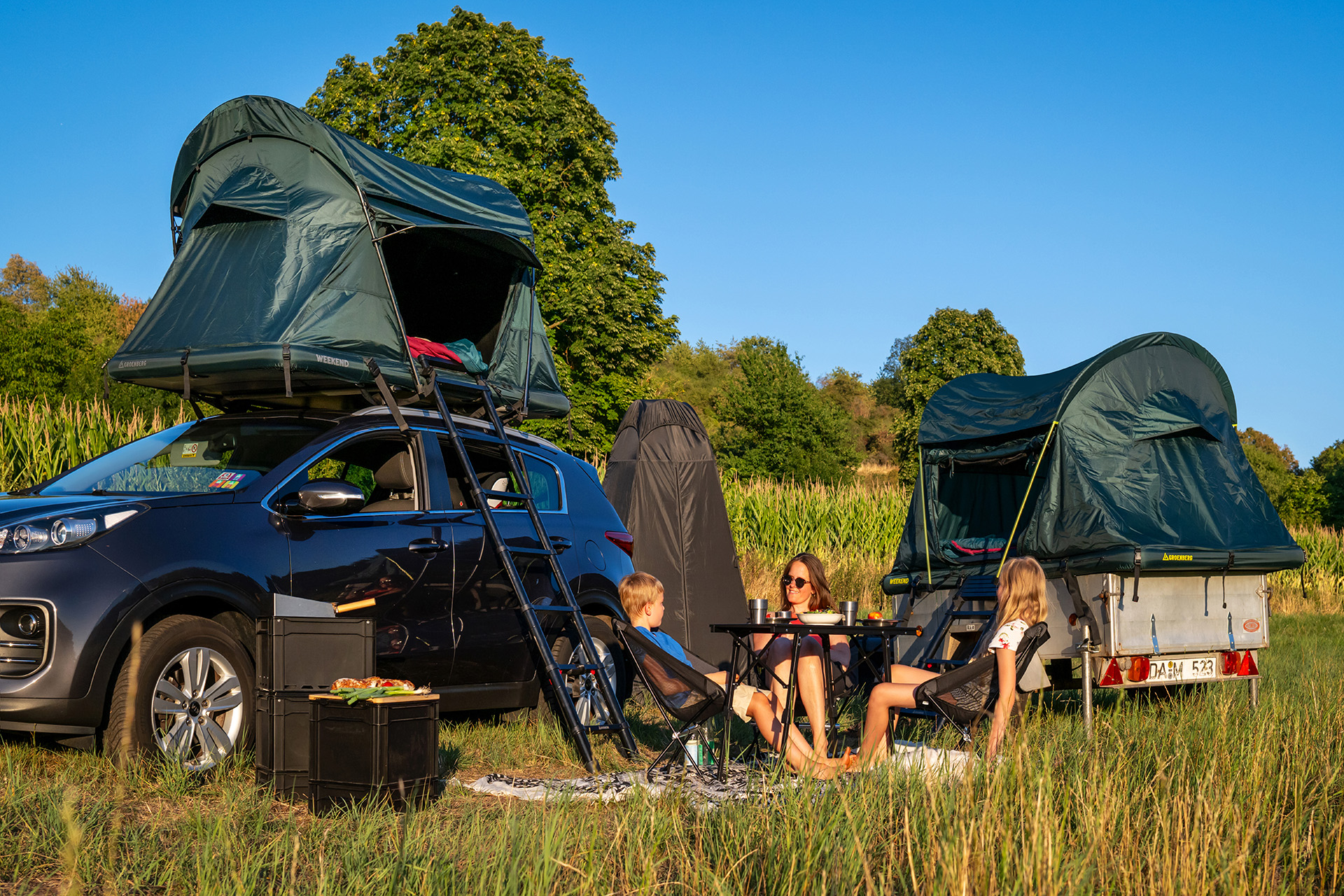 Familie mit zwei WEEKEND Dachzelten