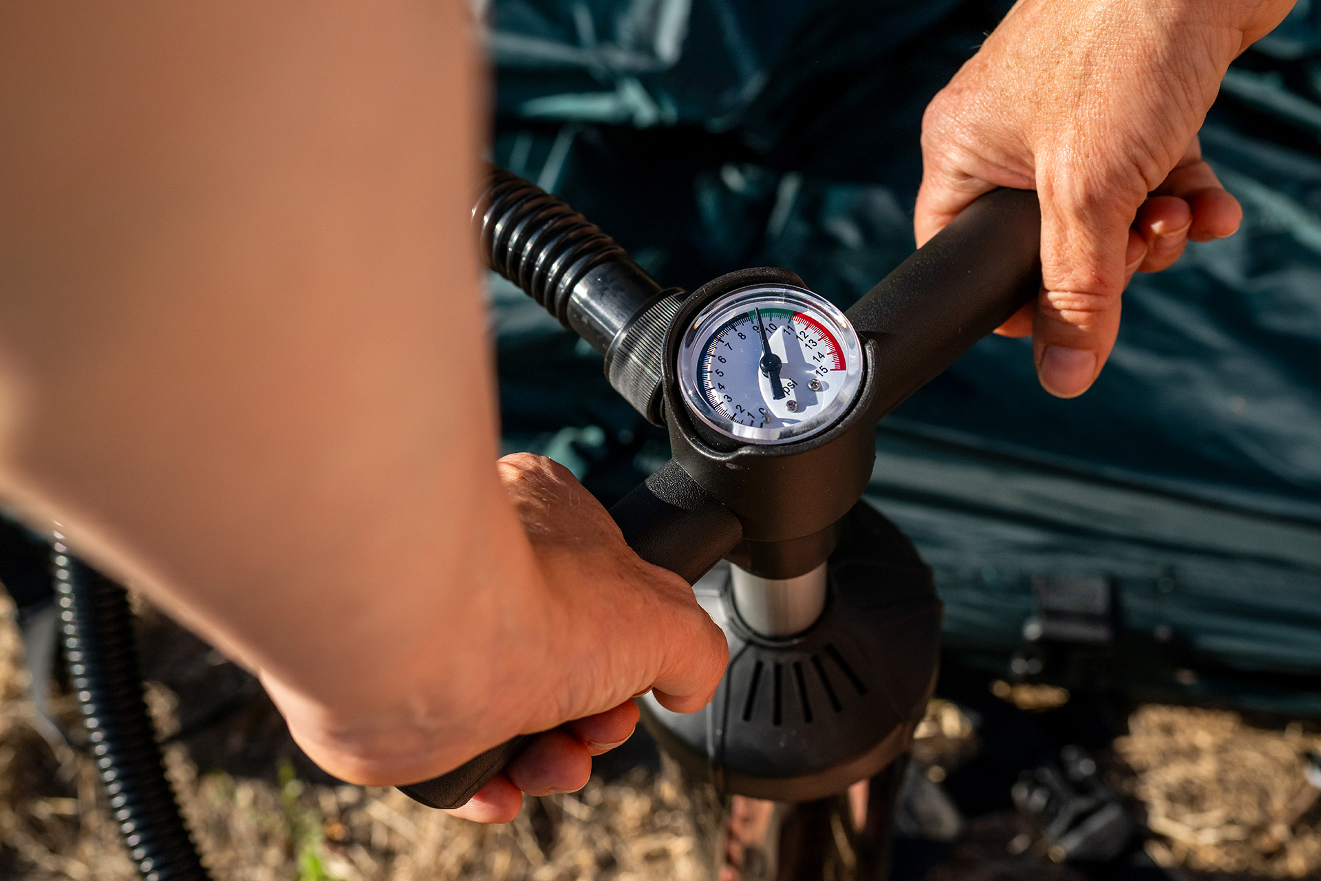 Inflating the WEEKEND drop-stitch platform with the hand pump